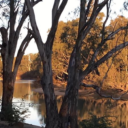 Deniliquin Riverside Caravan Park Extérieur photo