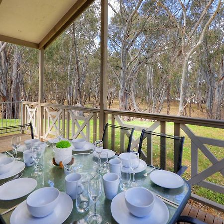 Deniliquin Riverside Caravan Park Extérieur photo