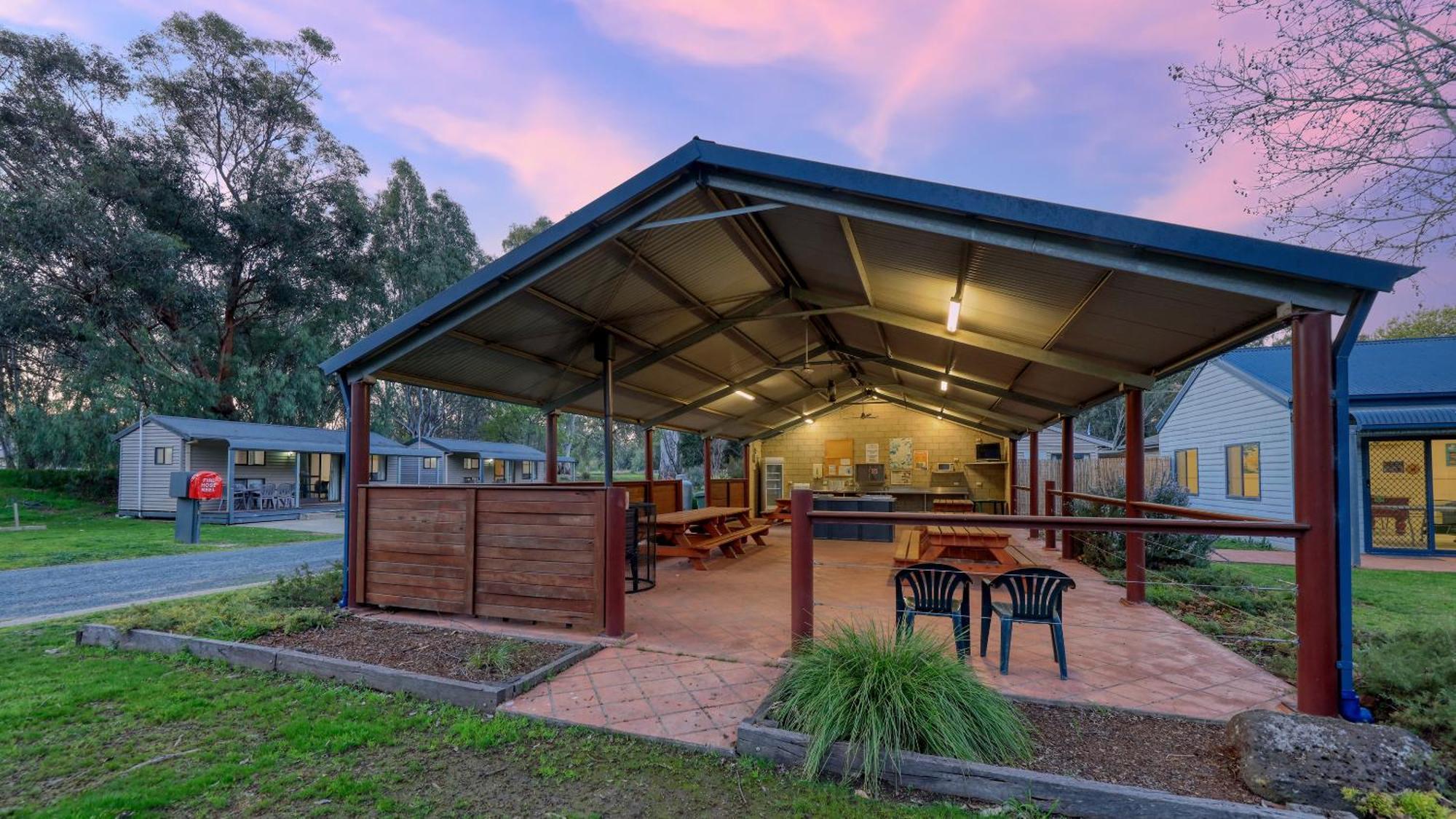 Deniliquin Riverside Caravan Park Extérieur photo
