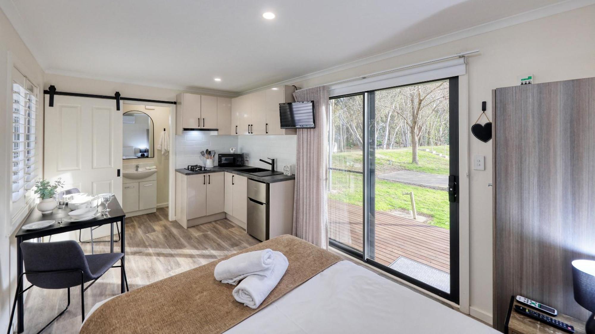 Deniliquin Riverside Caravan Park Extérieur photo