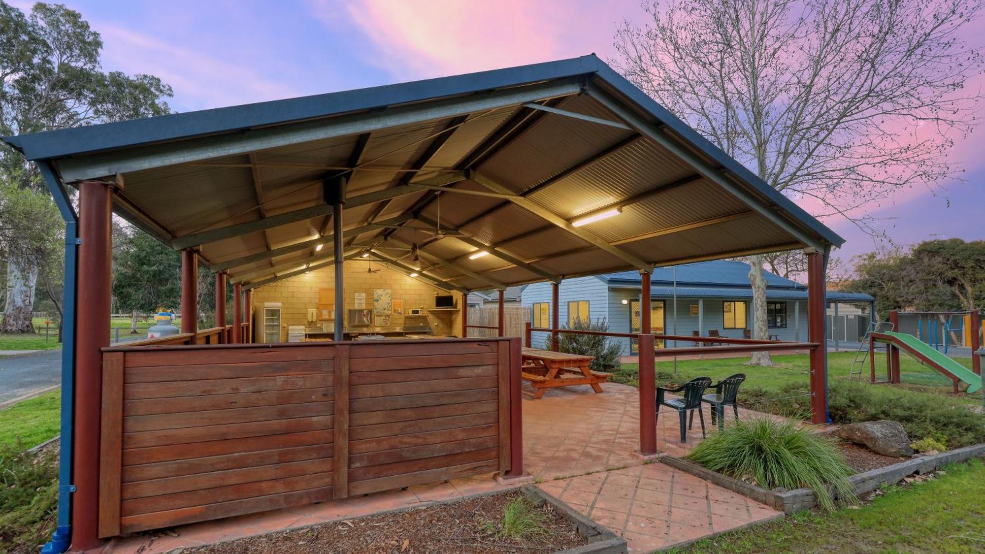 Deniliquin Riverside Caravan Park Extérieur photo