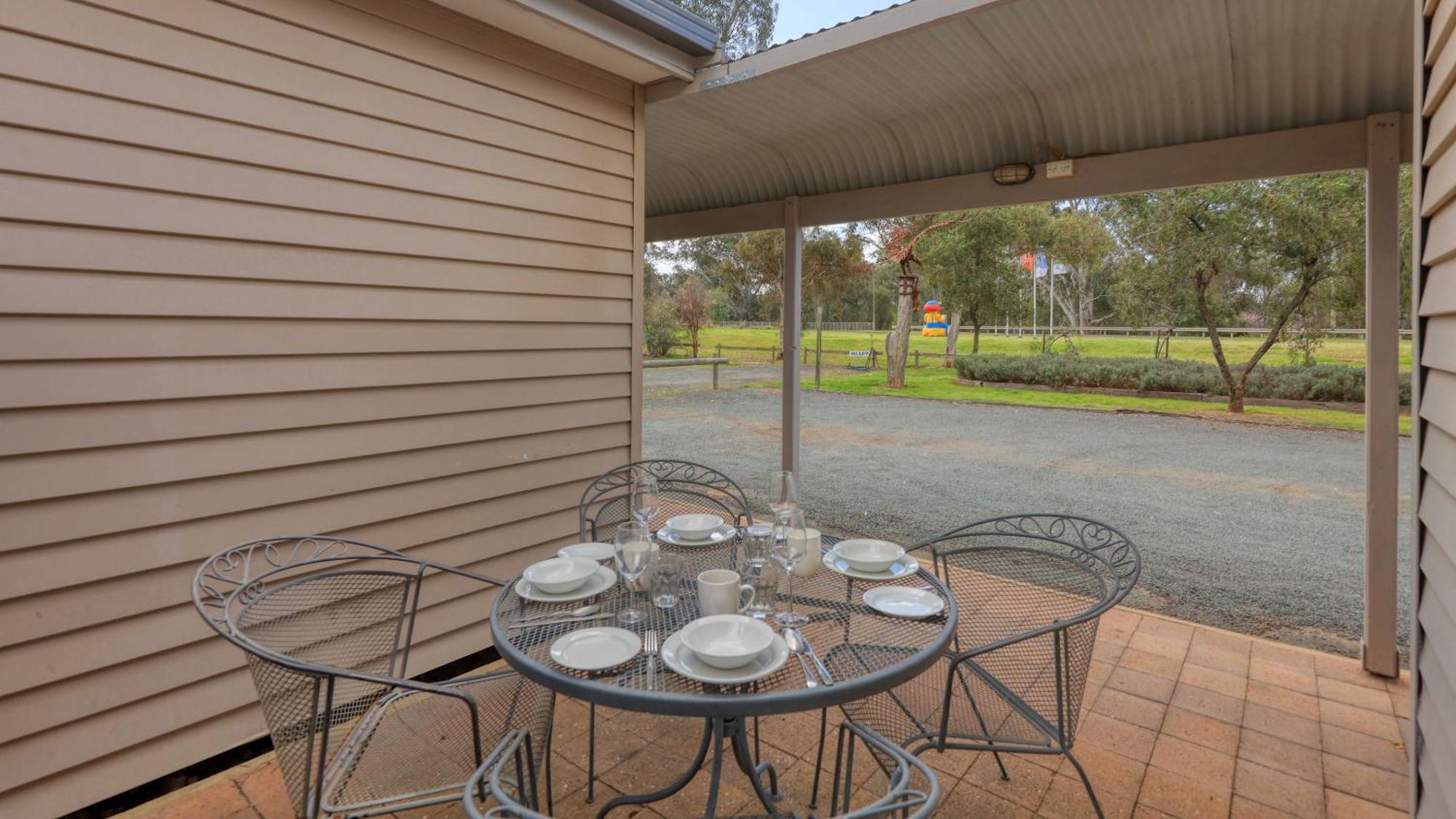 Deniliquin Riverside Caravan Park Extérieur photo