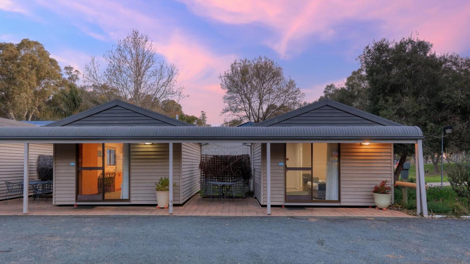 Deniliquin Riverside Caravan Park Extérieur photo