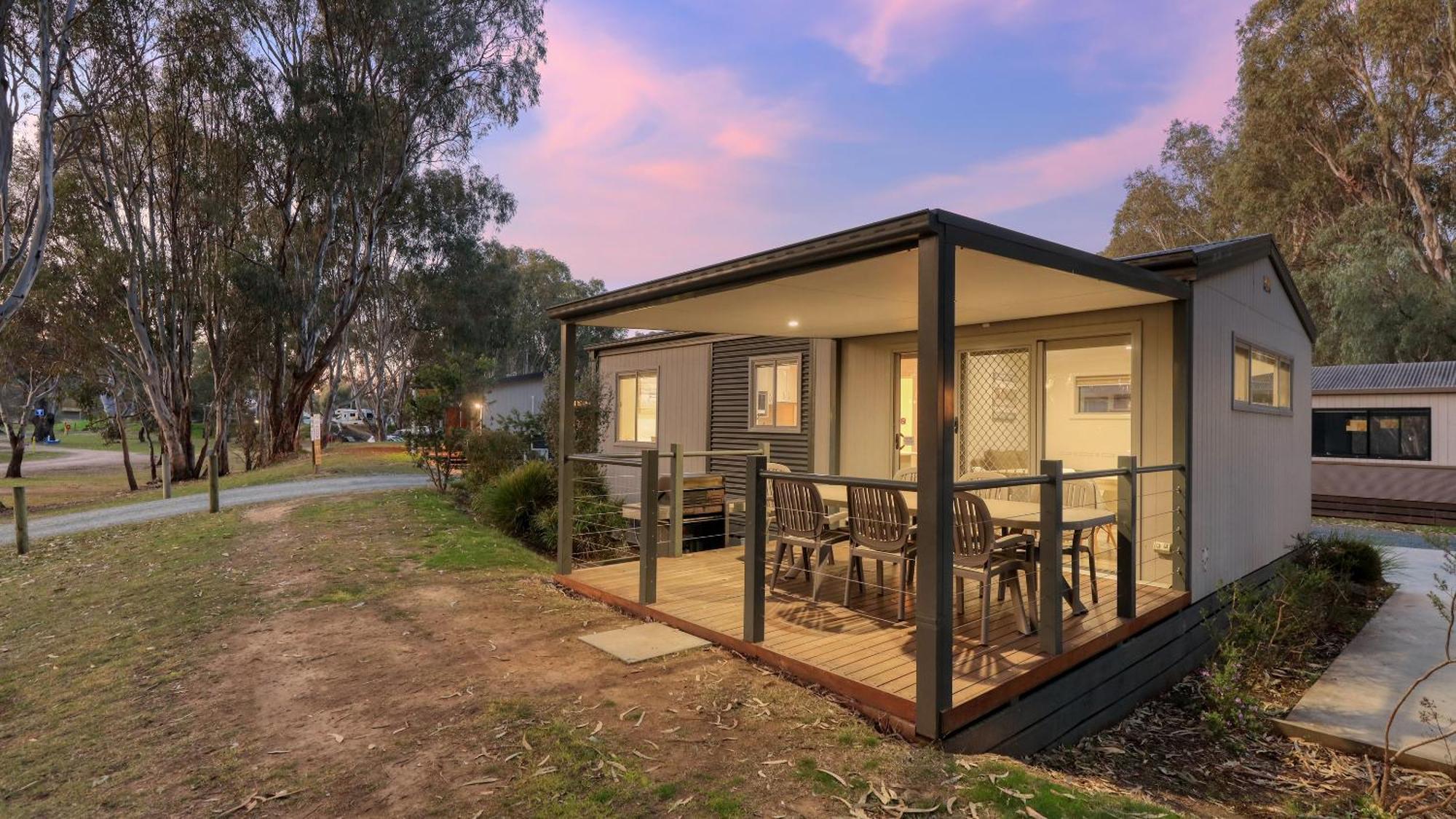 Deniliquin Riverside Caravan Park Extérieur photo