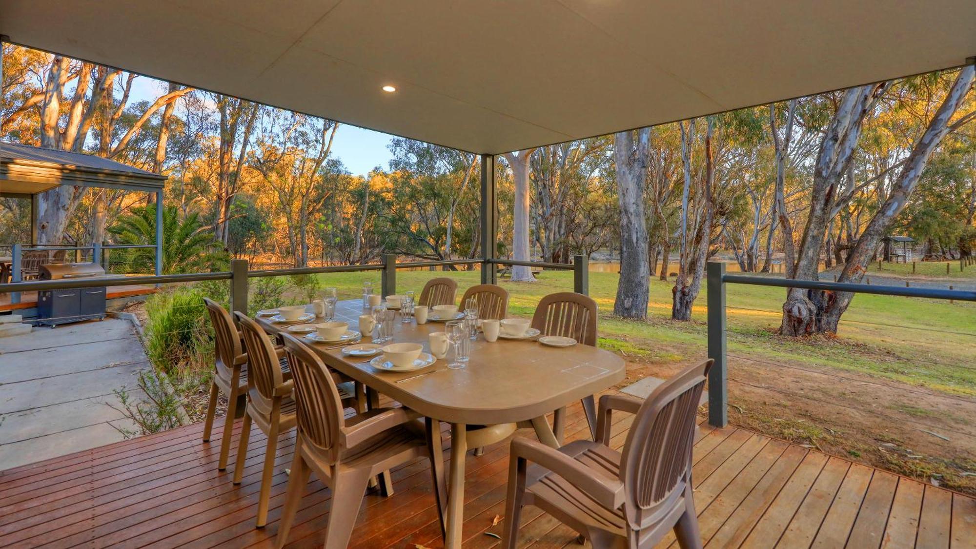 Deniliquin Riverside Caravan Park Extérieur photo