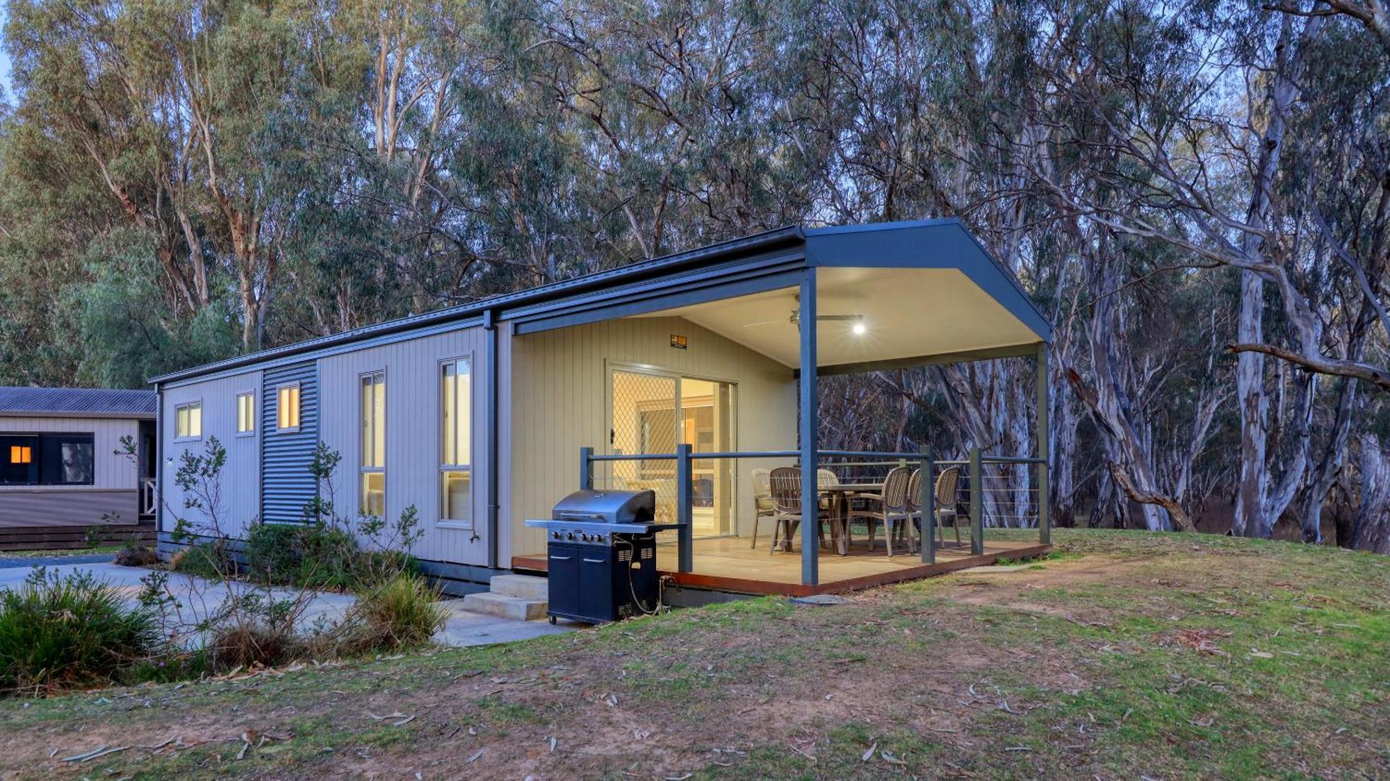 Deniliquin Riverside Caravan Park Extérieur photo