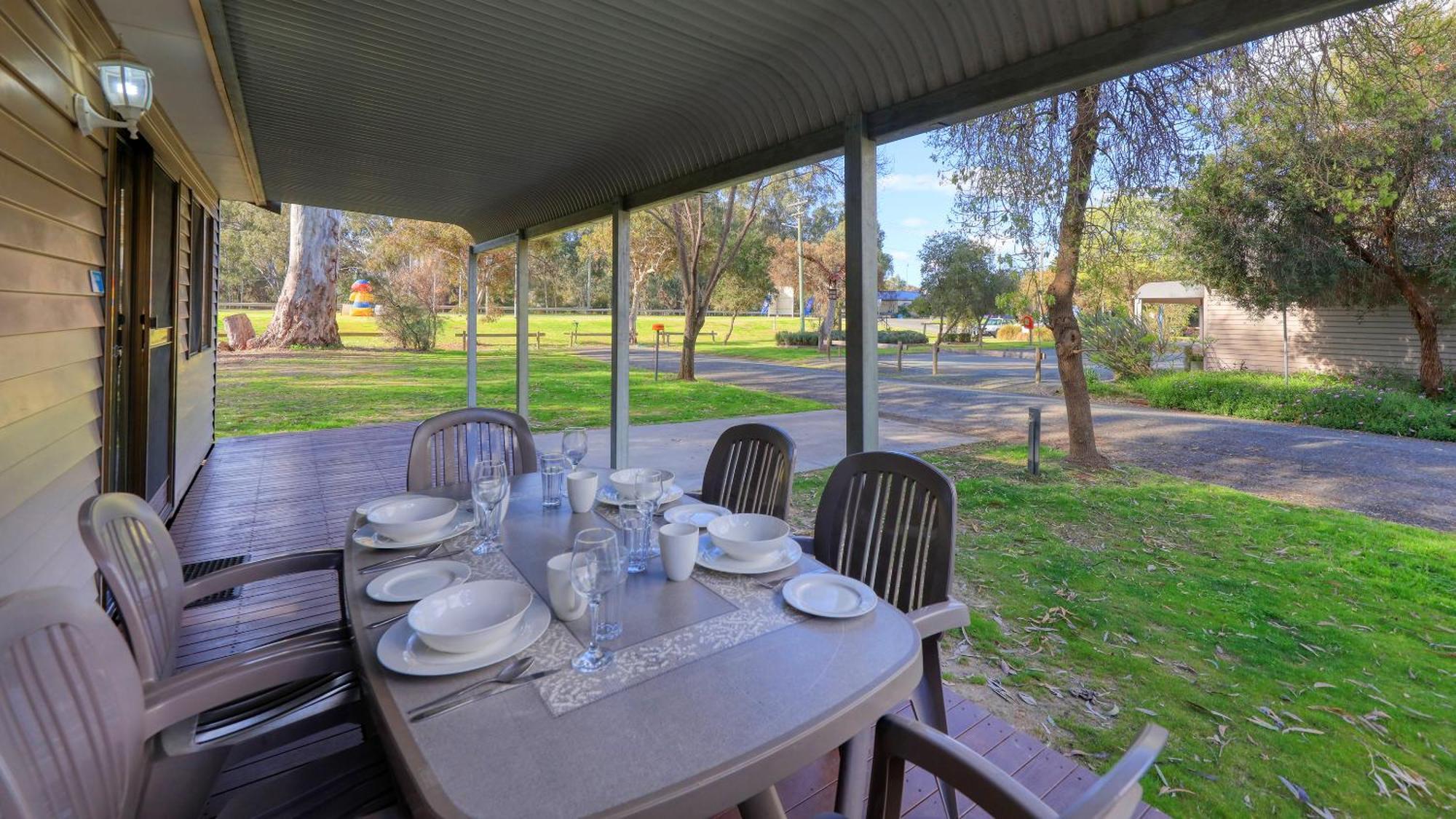 Deniliquin Riverside Caravan Park Extérieur photo