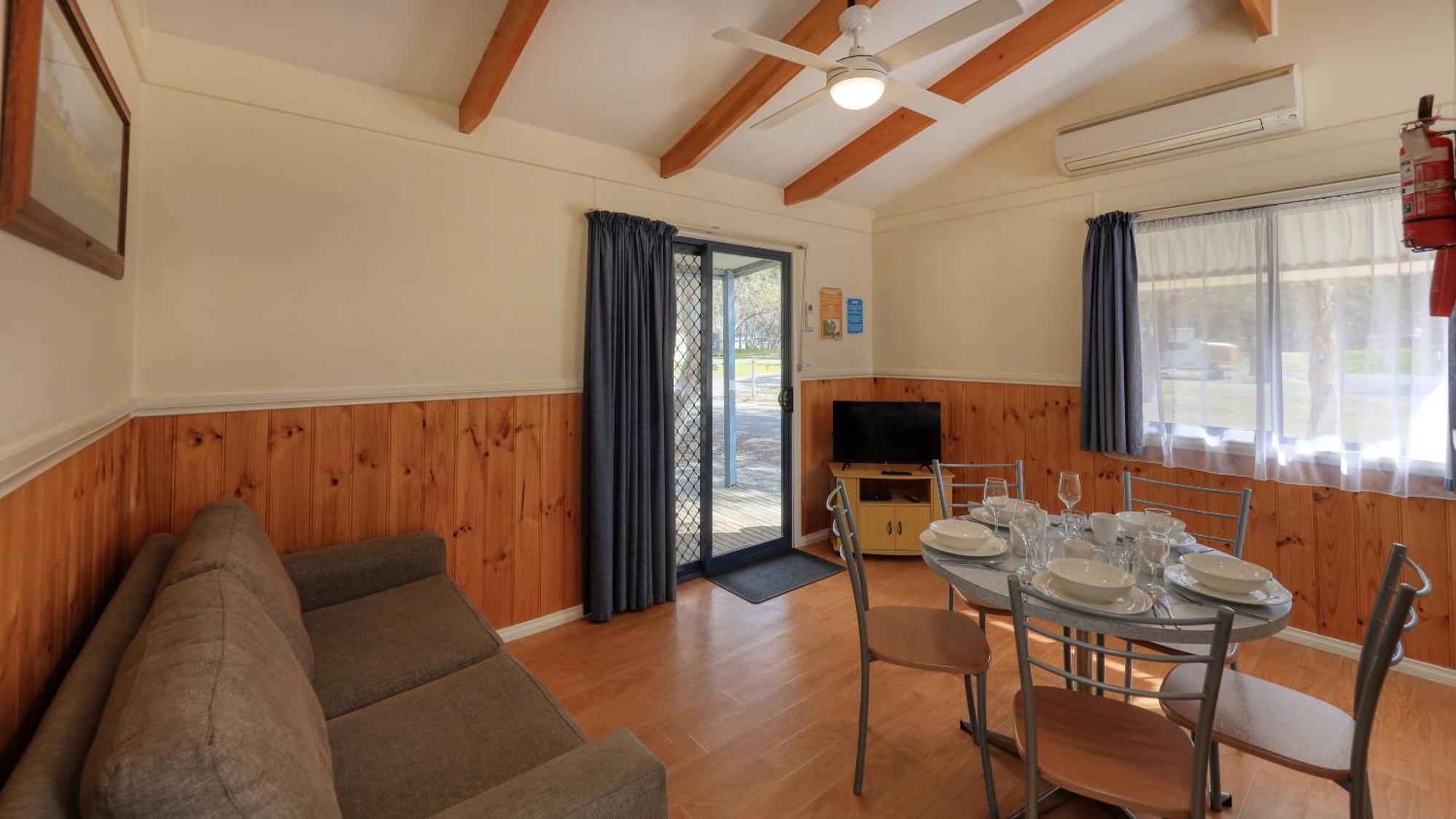 Deniliquin Riverside Caravan Park Extérieur photo