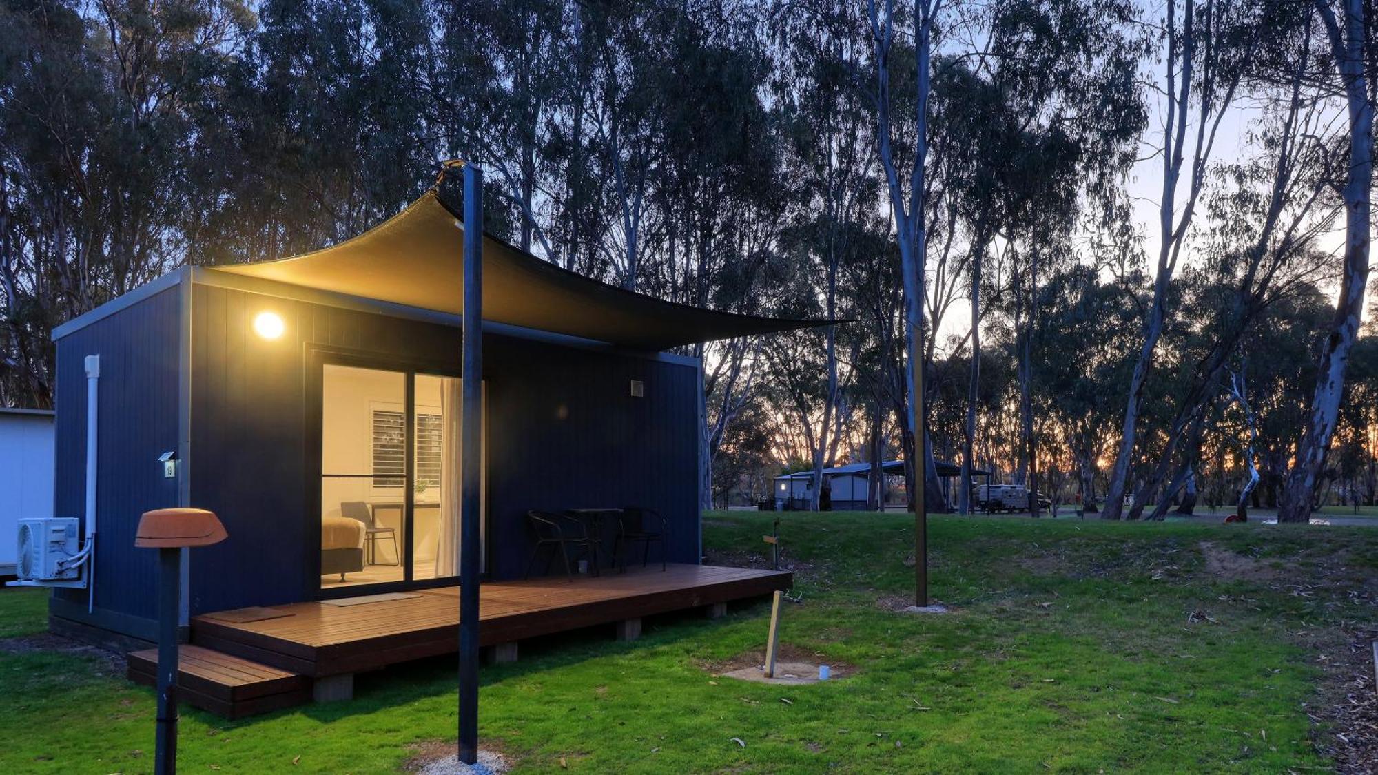 Deniliquin Riverside Caravan Park Extérieur photo