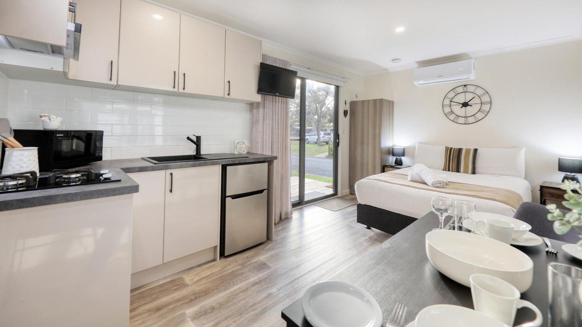 Deniliquin Riverside Caravan Park Extérieur photo