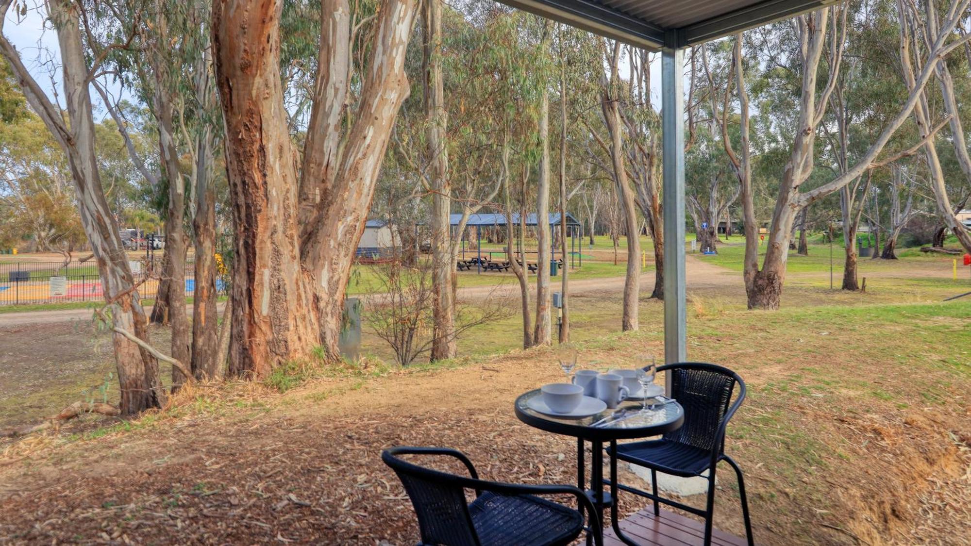Deniliquin Riverside Caravan Park Extérieur photo