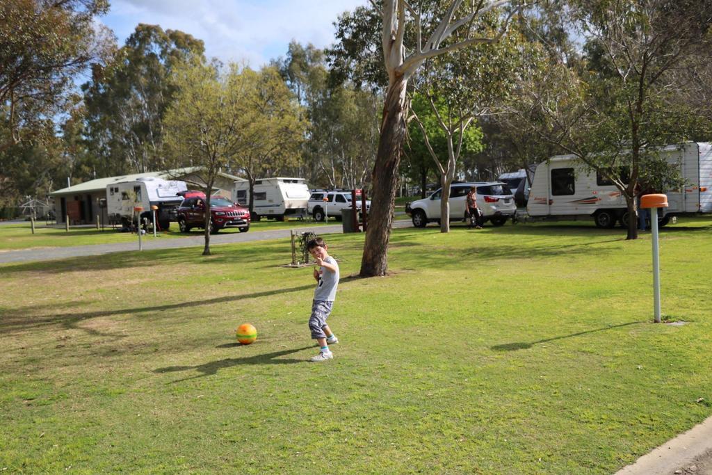 Deniliquin Riverside Caravan Park Extérieur photo