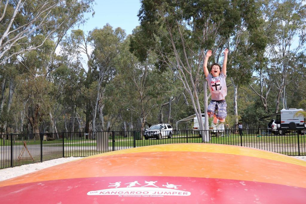 Deniliquin Riverside Caravan Park Extérieur photo
